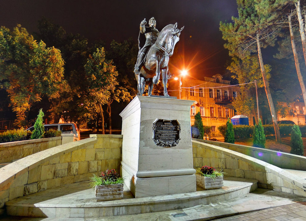 Памятник Ермолову 