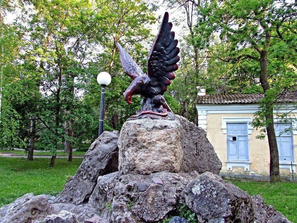 Скульптура Орла в курортном парке г. Ессентуки