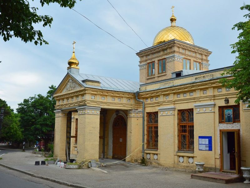 В 1917 году в центре города Железноводска у Островских ванн был построен каменный храм во имя Покрова Божией Матери. в Железноводске