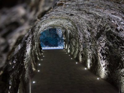Тунель, ведущий к озеру Провал в Пятигорске