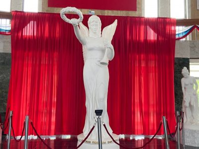 Памятник Богиня Победы в питьевой галереи "Пятитысячник" в Ессентуках