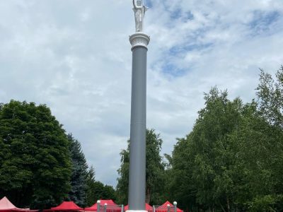 Памятник статуя на территории питьевой галереи "Пятитысячник" в Ессентуках