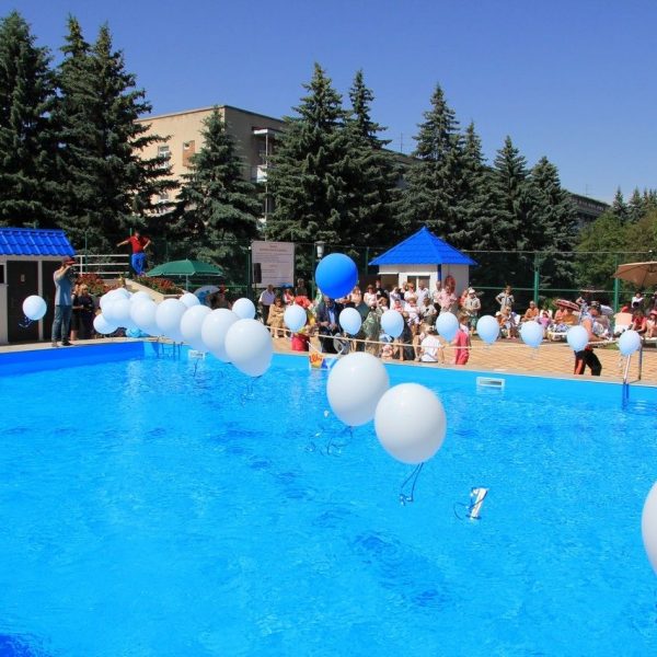 На фото: открытый бассейн в санатории "Жемчужина Кавказа" Ессентуки